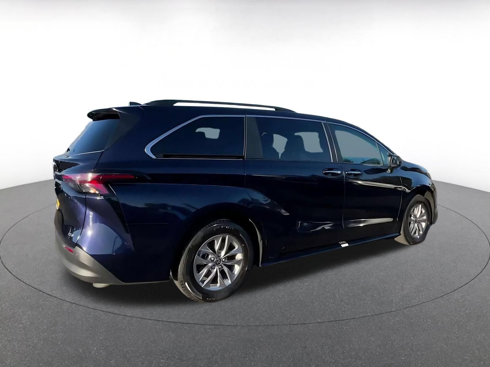 Used 2025 Toyota Sienna XLE FWD image 13