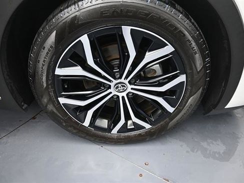 Certified 2023 Toyota Crown AWD/4WD image 22