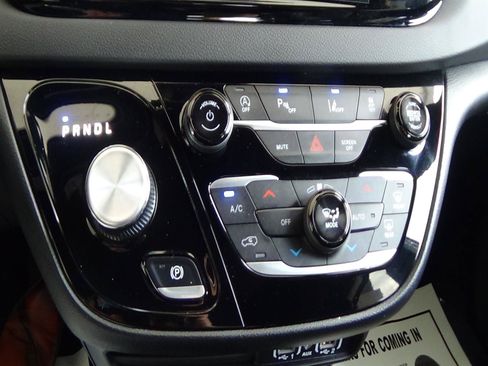 Certified 2025 Chrysler Pacifica Select FWD image 28