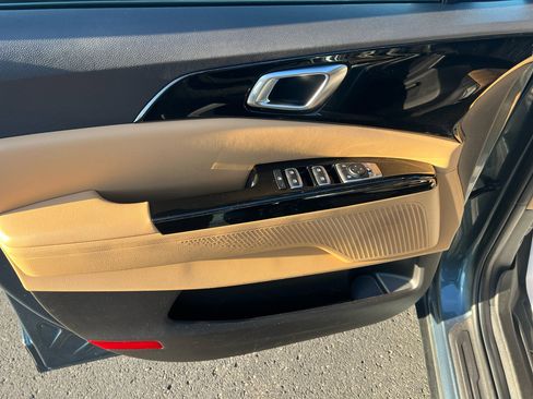 Used 2022 Kia Carnival EX image 10