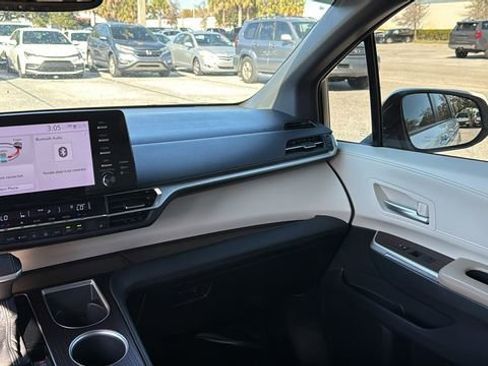 Used 2022 Toyota Sienna XLE image 15