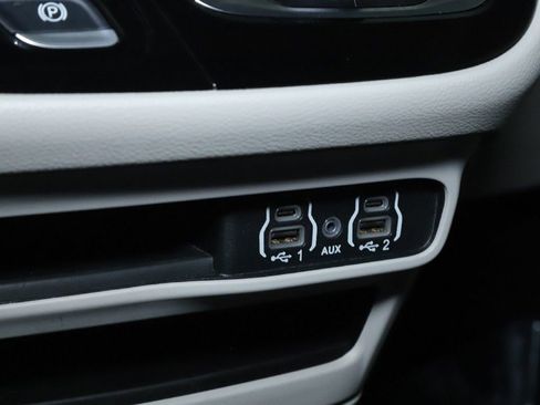 Used 2024 Chrysler Pacifica Touring-L FWD image 25