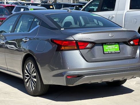 Used 2024 Nissan Altima 2.5 SV FWD image 5