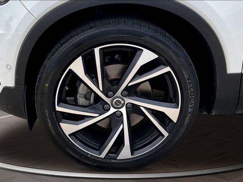 Used 2020 Volvo XC40 T4 R-Design FWD image 9