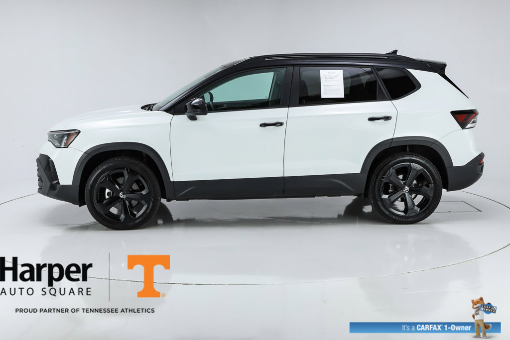 Used 2025 Volkswagen Taos SE AWD/4WD image 2
