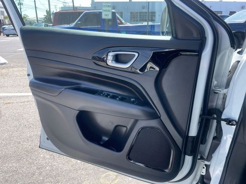 Used 2025 Jeep Compass Trailhawk image 18