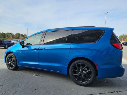 New 2026 Chrysler Pacifica Select image 5