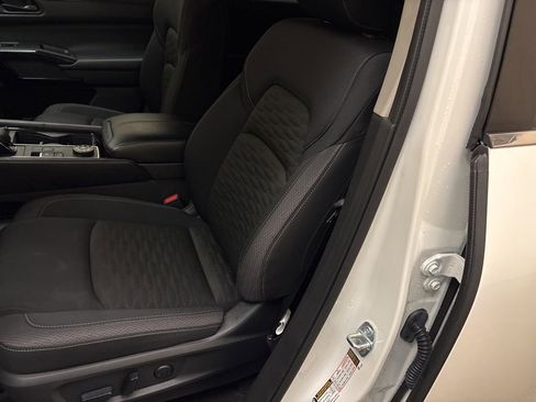 Used 2025 Nissan Pathfinder SV image 11