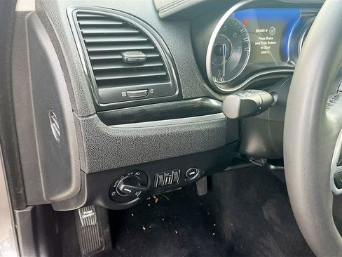 Used 2023 Chrysler 300 Touring L image 10