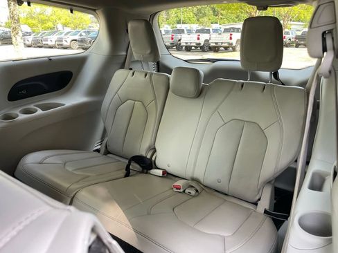 Used 2021 Chrysler Pacifica Touring-L FWD image 28
