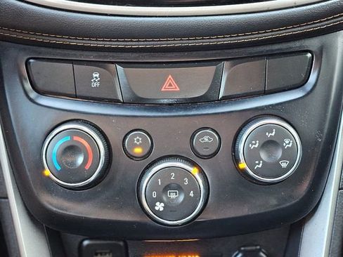 Used 2020 Chevrolet Trax LT w/ LT Convenience Package image 23