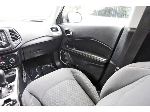 Used 2018 Jeep Compass Sport FWD image 9