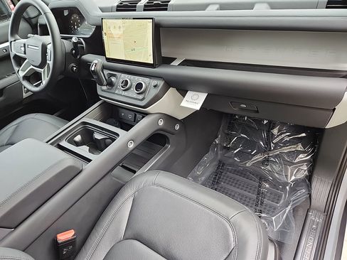 New 2024 Land Rover Defender 110 SE image 24