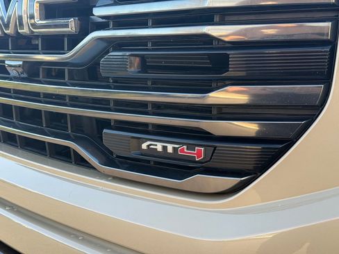Used 2023 GMC Sierra 1500 AT4 w/ AT4 Premium Package AWD/4WD image 10