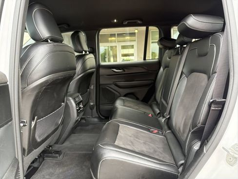 Used 2023 Jeep Grand Cherokee Altitude AWD/4WD image 13