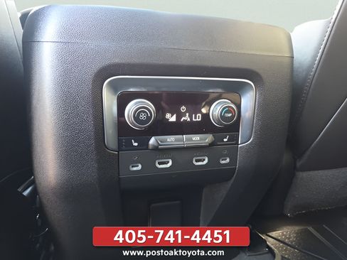 Used 2022 Chevrolet Suburban Z71 w/ Luxury Package AWD/4WD image 28