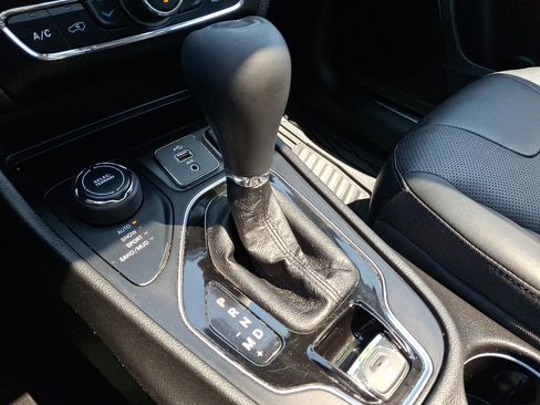 Used 2019 Jeep Cherokee Limited AWD/4WD image 15