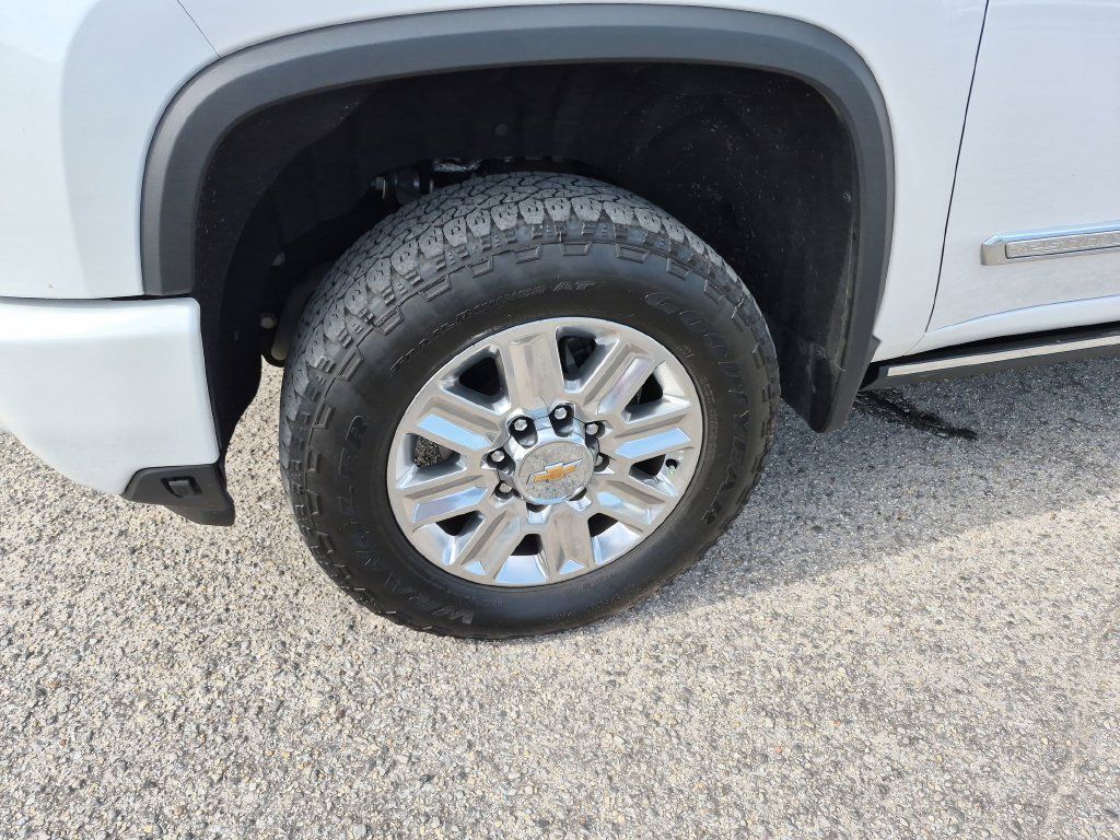 Used 2025 Chevrolet Silverado 2500 High Country w/ High Country Premium Package AWD/4WD image 12