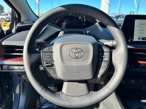Used 2025 Toyota Prius Plug-In Hybrid image 12