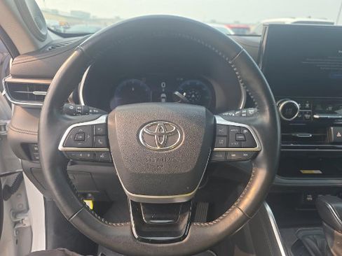 Used 2023 Toyota Highlander Limited AWD/4WD image 9