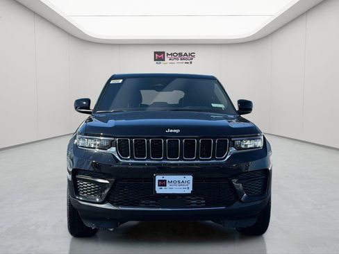 New 2026 Jeep Grand Cherokee Laredo image 9