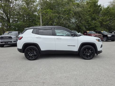 Certified 2022 Jeep Compass Latitude w/ Convenience Group AWD/4WD image 3