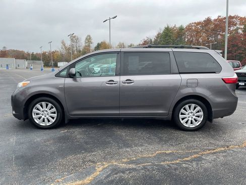 Used 2017 Toyota Sienna LE image 3