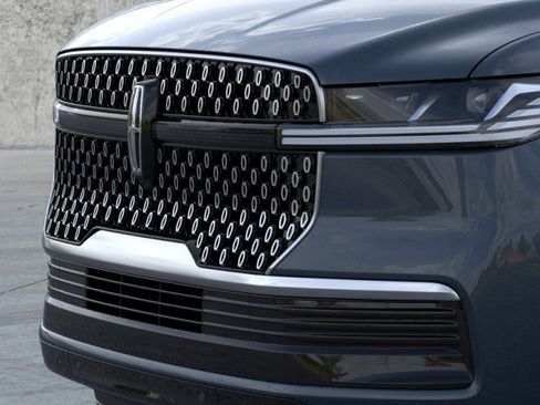 New 2026 Lincoln Navigator Premiere AWD/4WD image 17