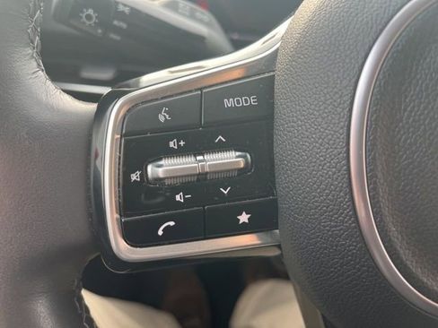 Used 2025 Kia Carnival image 16