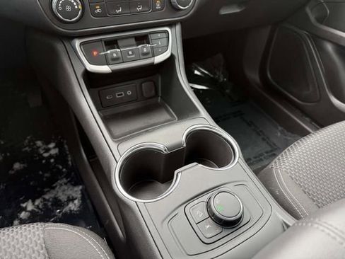 Used 2024 GMC Terrain SLE image 29