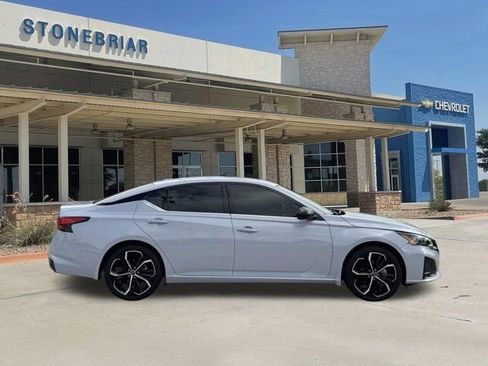 Used 2024 Nissan Altima 2.5 SR w/ SR Premium Package FWD image 4