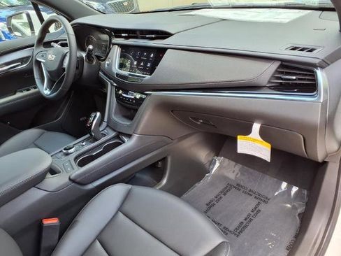 New 2025 Cadillac XT6 Luxury image 8