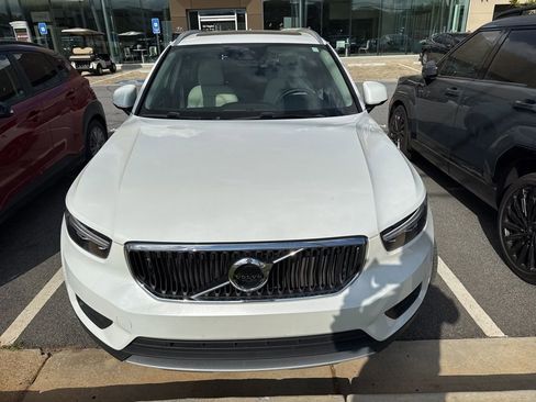 Used 2022 Volvo XC40 T5 Momentum image 2