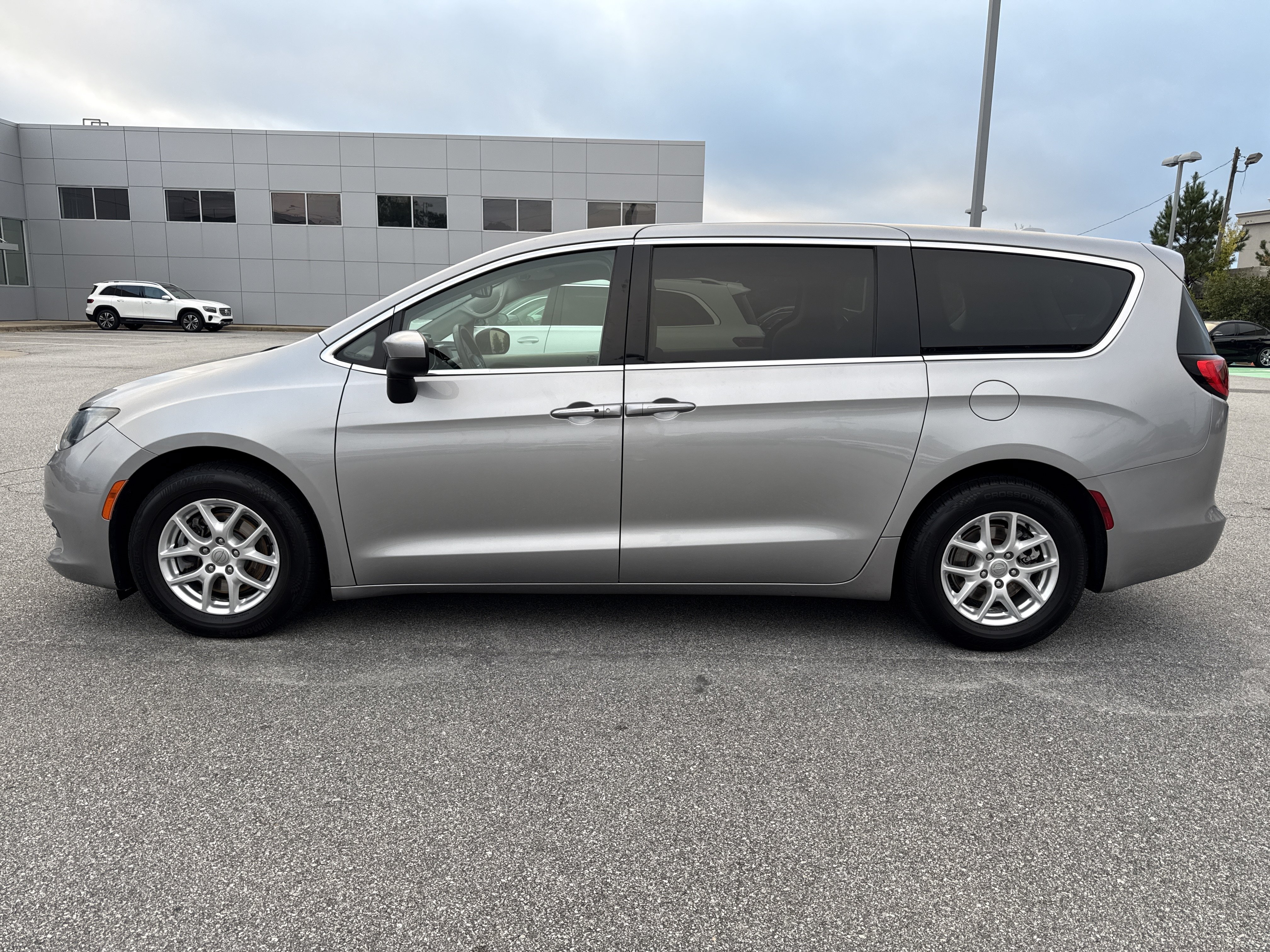 Used 2017 Chrysler Pacifica LX FWD image 2
