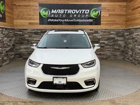 Used 2022 Chrysler Pacifica Limited FWD image 3