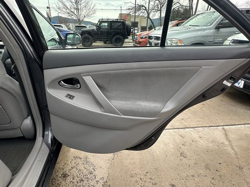 Used 2010 Toyota Camry LE image 20