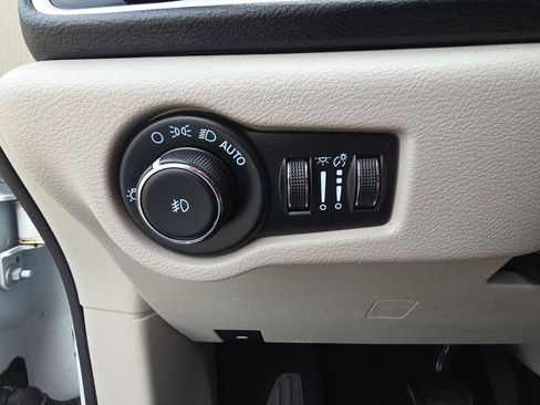Used 2023 Chrysler Pacifica Touring-L FWD image 20