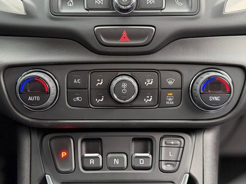 Used 2021 GMC Terrain SLE w/ Driver Convenience Package image 10