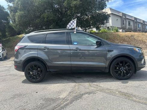 Used 2018 Ford Escape SE w/ SE Sport Appearance Package image 3