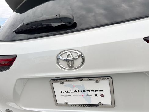 Used 2022 Toyota Highlander XLE AWD/4WD image 5