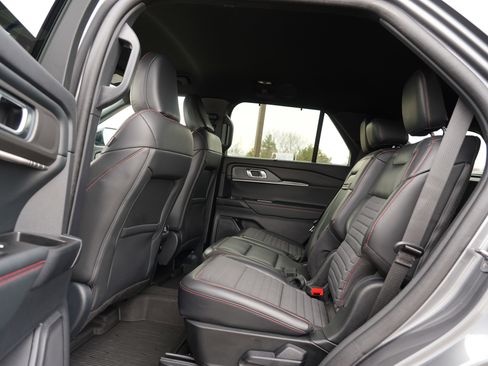 Used 2025 Ford Explorer ST-Line w/ Premium Package image 23