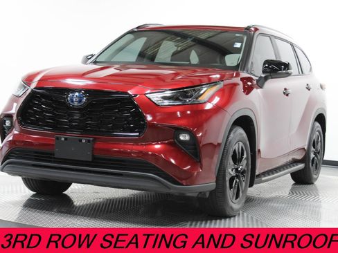 Used 2024 Toyota Highlander XLE image 3