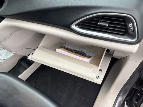 Used 2023 Chrysler Pacifica Touring-L image 41