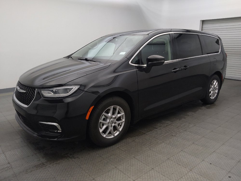 Used 2023 Chrysler Pacifica Touring-L FWD image 2