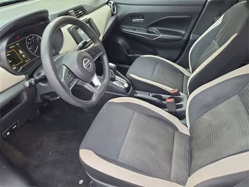 Used 2020 Nissan Versa SV image 2