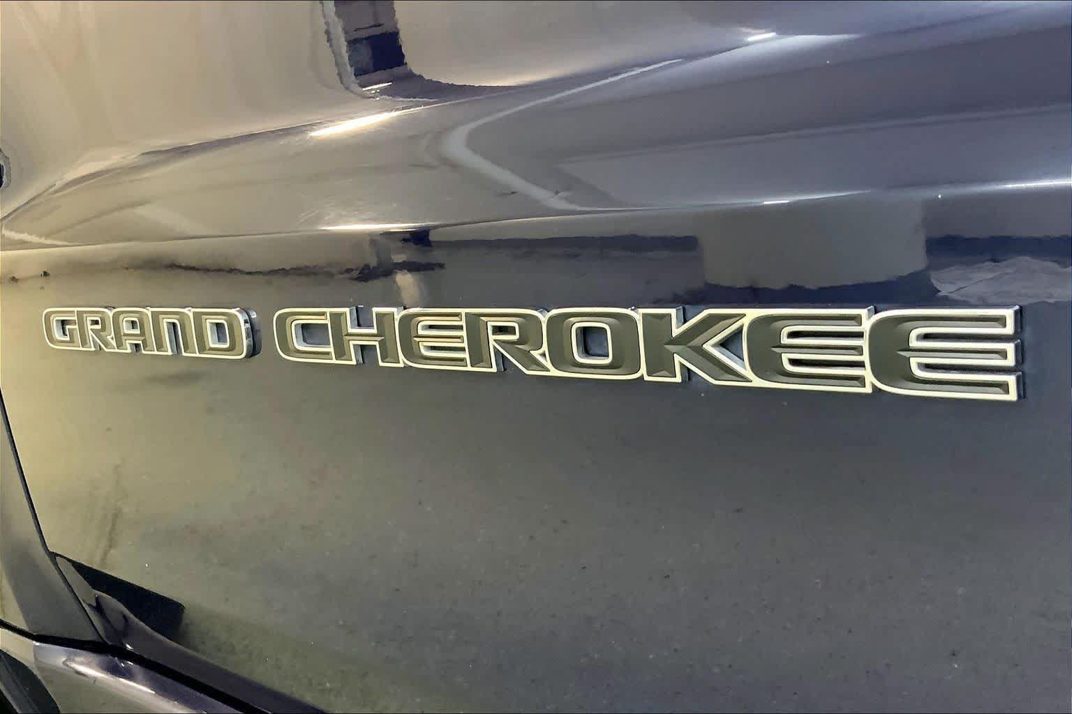 Used 2018 Jeep Grand Cherokee Overland AWD/4WD image 29