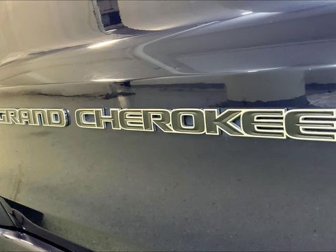 Used 2018 Jeep Grand Cherokee Overland AWD/4WD image 29
