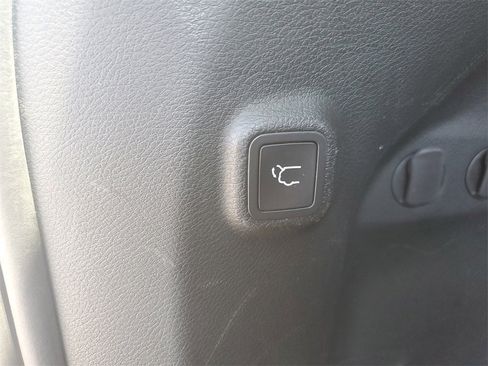 Used 2019 Jeep Cherokee Limited image 9