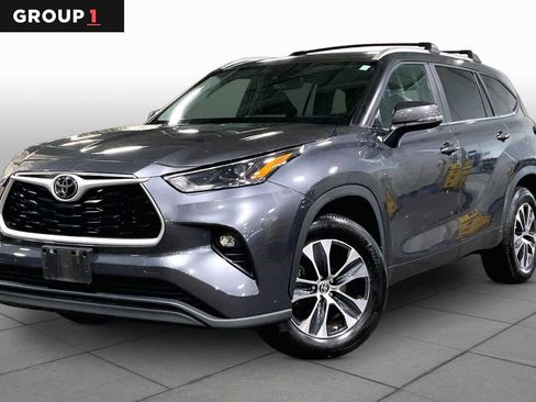 Used 2023 Toyota Highlander XLE AWD/4WD image 1