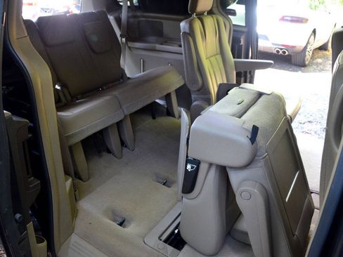 Used 2015 Chrysler Town & Country Touring-L w/ Driver Convenience Group FWD image 12